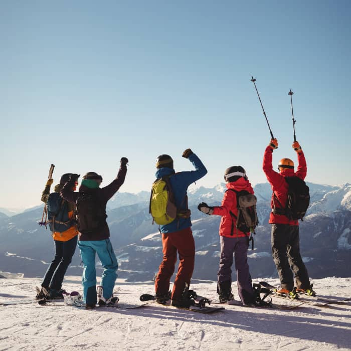 Grupo de esquiadores celebrando en la montaña